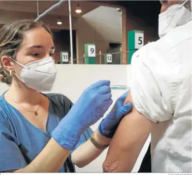  ?? JUAN CARLOS MUÑOZ ?? Una enfermera administra una vacuna en un punto de vacunación de Sevilla.