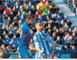  ?? EMILIO NARANJO / EFE ?? El goleador En-Nesyri salta con el central Insua en Butarque.