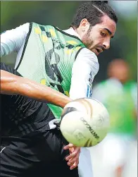  ?? THE JAPAN NEWS ?? Yasser Jamal, 25, a Syrian refugee, practices his soccer skills in Tokyo.