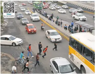  ?? EL INFORMADOR • A. CAMACHO ?? TIERRA DE NADIE. Sin la presencia de agentes viales, los usuarios del transporte público se arriesgan al momento de cruzar hacia la parada del camión que se encuentra en los carriles centrales de la Carretera a Chapala, a la altura del Álamo.