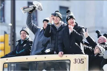  ?? COREY PERRINE/GETTY IMAGES ?? While Nick Foles hoisted the Vince Lombardi Trophy, Philadelph­ia Eagles owner Jeffrey Lurie, left, is the biggest winner: The team he bought for US$185 million in 1994 is worth US$2.65 billion.