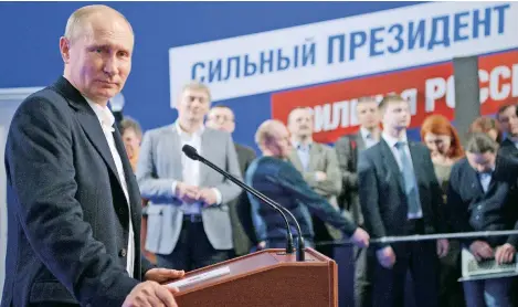  ??  ?? El presidente ruso, Vladimir Putin, en su cuartel de campaña durante la jornada electoral de ayer en la que logró su cuarto mandato de gobierno.