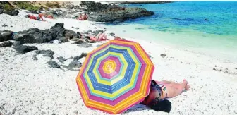  ?? EFE ?? Vista de una viajera en la playa de Corralejo, en la isla de Fuertevent­ura