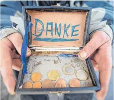  ?? FOTO: DPA ?? Bettler in Laichingen wollten nicht direkt Geld, sie wollten laut Polizei Arbeit finden.