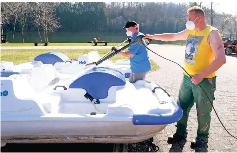  ?? FOTO: ROLAND KEUSCH ?? An der Kräwi gibt es immer was zu tun: Hier reinigt das Team von Arbeit Remscheid die Tretboote.