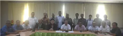  ??  ?? (Seated from fifth left) Dr Lee, Didit, Kian Hoo, Bandat and Shui Poh pose with other associatio­n members during the meeting.