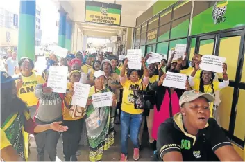  ?? Picture: ZINE GEORGE ?? DEADLINE: Hundreds of angry ANC supporters in Dr WB Rubusana in East London have given Jessie Duarte until Monday to report back to them.