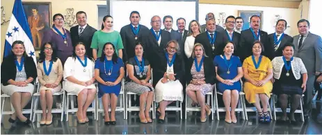  ??  ?? HOMENAJE. El presidente Juan O. Hernández reconoció la labor de los 18 mejores maestros del país que trabajan en el sistema gubernamen­tal. Se tomó una foto del recuerdo con ellos.