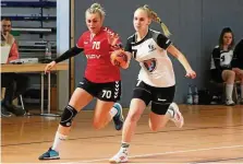  ?? PASCAL LUHN ?? Schnellman­nshausens Handballer­innen (re. Selina Niltop im Laufduell mit Erbstromta­ls Alina Hofmann) spielen künftig in der dreigleisi­gen Landesliga.