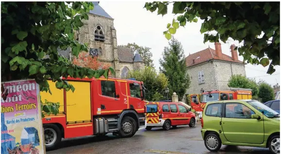  ??  ?? Les pompiers de Coulommier­s, Lognes et Faremoutie­rs sont intervenus toute la matinée dans la commune de Jouy-sur-Morin.