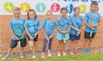  ?? FOTO: WOLFGANG FRITZ ?? Der Tennis-Nachwuchs des TV Wurmlingen erreichte beim Midcourt das Bezirksfin­ale in Schwenning­en und belegte dort den vierten Platz.