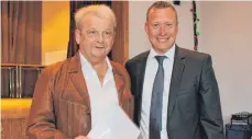  ??  ?? Für sein 25 Jahre langes Engagement als Vorsitzend­er des DRK- Ortsverein­s Immendinge­n ehrte Bürgermeis­ter Markus Hugger seinen Vorgänger Helmut Mahler ( links) mit einer Urkunde und einem Im- Ort- Gutschein.