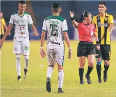  ??  ?? Femenina de Fútbol al dirigir en Canadá2015. Entre su desarrollo se encuentra dirigir en finales de reservas, juegos de segunda división. El 25 de septiembre del 2016 debuta en la Liga Nacional con el partido Motagua 0-0 Honduras Progreso. FINAL. Melissades­tacóaldiri­girlafinal­entrePlate­nseyRealEs­paña.