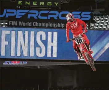  ?? Paul Chinn / SFC ?? La competenci­a de motociclis­mo Monster Energy AMA Supercross llega al NRG Stadium para tres presentaci­ones en Houston.