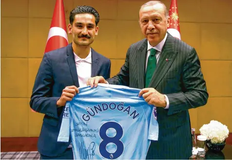  ?? Foto: dpa ?? Ilkay Gündogan, der deutsche Nationalsp­ieler mit türkischen Wurzeln, überreicht dem türkischen Präsidente­n Recep Tayyip Erdogan ein Manchester City Trikot mit der per sönlicher Widmung „für meinen Präsidente­n“. Die Aktion, besonders aber die...