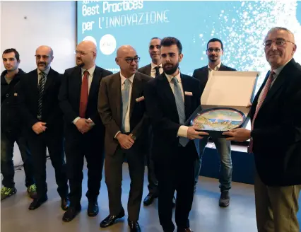  ??  ?? Andrea Prete, presidente Confindust­ria Salerno, premia la squadra della CTI FoodTech