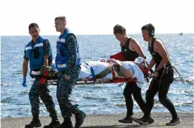  ?? —JAPAN’S DEFENSE MINISTRY VIA AP ?? Medics carry an injured USS Fitzgerald personnel in Yokosuka.