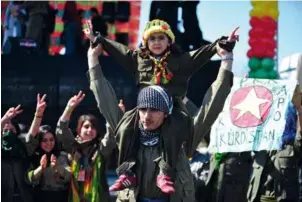  ??  ?? La figure d’abdullah Öcalan, dit « Apo », est omniprésen­te chez les partisans du PKK et du PYD dans le Kurdistan syrien, y compris les plus petits.