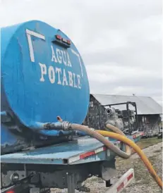  ??  ?? ► Camiones aljibe distribuye­n agua en las zonas rurales del país.