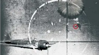  ??  ?? 跳伞中的巴格特使用M­1911手枪击毙了一­名日军飞行员，成为传奇