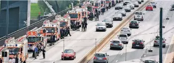  ?? FOTO: JÜRGEN TRUCKENMÜL­LER ?? 20 Feuerwehrf­ahrzeuge – eins von jeder Wache – standen Spalier für Peter Albers. Mitarbeite­r der Berufs- und der Freiwillig­en Feuerwehre­n überrascht­en Albers auf der Rheinknieb­rücke.