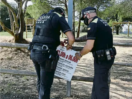  ?? PACO DALMAU/NORD MEDIA ?? Agents de la policia local de Palafrugel­l avisen contra els botellots al paratge Xirlo