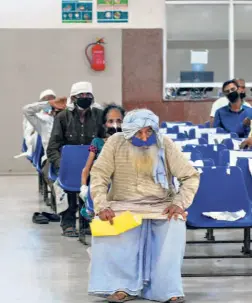  ??  ?? PATIENTS withi COVID-19 symptoms waiting for tests in the isolation ward of Hallet Hospital in Kanpur on June 19.