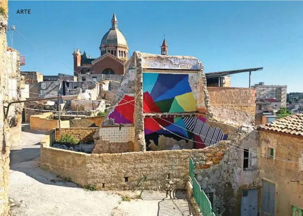  ??  ?? Centro storico di Favara, Agrigento. «Quando abbiamo iniziato a dipingere, questo sito era sporco e degradato», dice Ligama, «poi gli abitanti lo hanno ripulito e un signore della