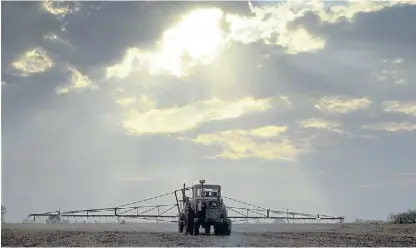  ??  ?? Barbecho. En ciudades y pueblos del interior hay conflictos y tensiones por el uso de la tecnología agrícola.