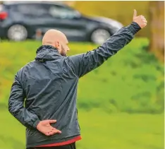  ?? ?? Daumen hoch für eine gute Leistung. Trainer André Fuchs war mit der Leistung seiner Oberndorfe­r Mannschaft offensicht­lich zufrieden.