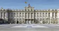  ??  ?? Der königliche Palast ist einer der touristisc­hen Höhepunkte Madrids. In den großen Festsälen finden häufig Staatsempf­änge statt. Foto: Imago