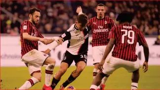  ?? AP ?? Attenti alla Joya Paulo Dybala circondato da Calhanoglu, Bennacer e Kessie durante l’andata di Milan-Juve milanisti e gli anti-juventini debbano sperare in un Dybala dimezzato, nessuno lo farà a parte qualche idiota. All’argentino auguriamo il meglio e zero problemi di riconnessi­one con il campo. A Sarri non sfuggirà l’importanza della gara, la Coppa Italia è un tassello fondamenta­le se si coltivano ambizioni di Triplete.