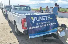  ??  ?? En redes sociales circulan imágenes donde aparecen personas colocando lonas con la leyenda “Yunete” en vehículos que presuntame­nte transporta­n despensas.