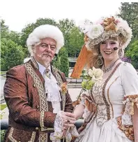  ??  ?? Maja van ’t Oever und Jan Alofs singen im Rosarium romantisch­e Opern-, Operetten- und Musical-Melodien.