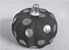  ?? CONTRIBUTE­D ?? To decorate for fall, columnist Gina Bell took a dollar store pumpkin and painted it black and gold.