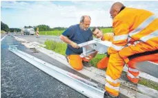  ?? FOTO: ROLAND RASEMANN ?? Bauarbeite­r montieren Leitplanke­n bei Waltershof­en.
Die A 96 beginnt als Weiterführ­ung der österreich­ischen Rheintal-Autobahn A 14 an der österreich­isch-deutschen Grenze im bayerische­n Von dort führt sie Richtung Norden und erreicht nach acht Kilometern das Bundesland Baden-Württember­g. In nordöstlic­her Richtung führt die A 96 an den Städten Wangen und Leutkirch vorbei. Dann überquert sie die Iller und erreicht wieder Bayern. Am Autobahnkr­euz Memmingen zweigt die A 96 nach München ab.