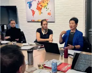  ?? ?? Li Xiao shares insights and opinions with U.S. scholars at the University of Pennsylvan­ia’s Global Centers in Philadelph­ia on November 30, 2023