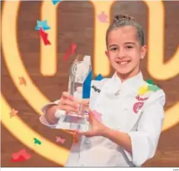  ?? EFE ?? Aurora enseña el trofeo de ganadora de MasterChef Junior.