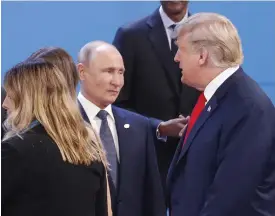  ?? FOTO: TT-AP/PABLO MARTINEZ MONSIVAIS ?? USA:s president Donald Trump, till höger, går förbi Rysslands president Vladimir Putin i samband med att gruppfotot för världens ledare på G20mötet i Argentina ska hållas. Ett planerat möte mellan de båda ledarna har ställts in på grund av krisen i Ukraina.