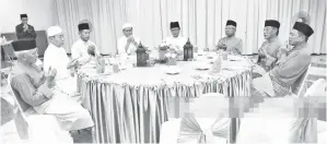  ??  ?? SHAFIE (empat dari kanan) bersama Aidi (empat dari kiri), Hashim (tiga dari kanan) dan para tetamu kenamaan mengaminka­n doa berbuka puasa.