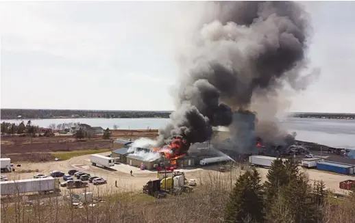  ??  ?? L’usine de Val-Comeau en flamme. – Gracieuset­é: Dereck Thomas