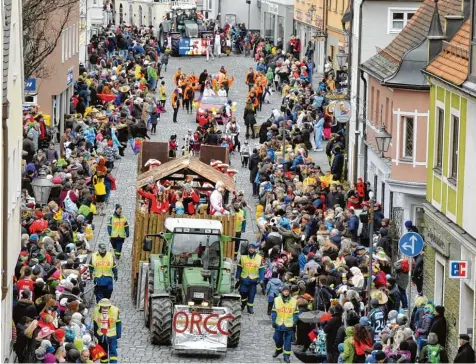  ?? Fotos: Fred Schöllhorn ?? Nur 8000 Besucher kamen dieses Jahr zum Friedberge­r Faschingsu­mzug. Der ORCC Friedberg führte die Kolonne der Wagen und Gruppen an.