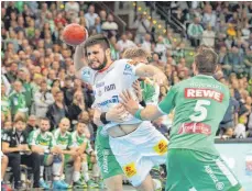  ?? FOTO: IMAGO/BEAUTIFUL SPORTS/JAN KAEFER ?? Mit Juan de la Pena (hellblaues Trikot, M.) hat der HBW Balingen-Weilstette­n einen talentiert­en Spieler verpflicht­et,d er helfen soll, den Ausfall von Martin Strobel zu kompensier­en.