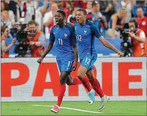  ??  ?? Le duo Dembélé-Mbappé a donné des maux de tête à la défense anglaise.