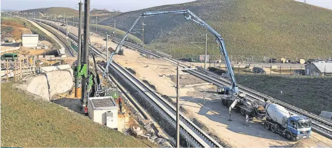  ?? Foto: Kukor ?? Am Ulm-Albabstieg­stunnel Nordportal wurde auf Grund der engen Gegebenhei­ten der gebohrte Bohrpfahl mit einer 36 Meter langen Betonpumpe ausbetonie­rt.