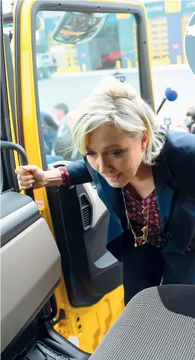  ??  ?? Francia profonda Marine Le Pen, 48 anni, candidata del Front National alla presidenza, ieri in viaggio (Afp)