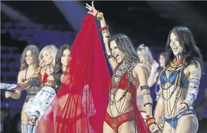  ??  ?? La brasileña Alessandra Ambrosio, de 36 años, levanta los brazos en su último desfile.