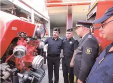  ?? ?? Einweisung in die technische­n Einzelheit­en des Fahrzeugs, das seit einigen Monaten in der Provinzhau­ptstadt Dohuk im Einsatz ist.