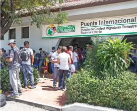  ?? FOTO ?? Los venezolano­s hacen su paso por el puesto de control ubicado cerca de Cúcuta, en el puente Simón Bolívar.