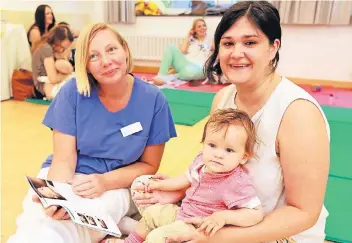  ?? FOTO: UWE MISERIUS ?? Stillbeauf­tragte Sandra Tydecks gibt in der nun in neue Räume umgezogene­n Elternschu­le Müttern wie Kristina Bantis mit ihrer Tochter Philia Tipps und Hilfestell­ungen, etwa zum Thema richtig Stillen.